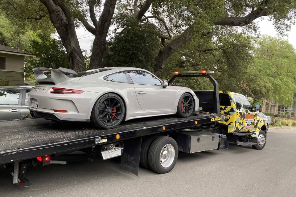 porsche 911 gt3 being towed on flatbed