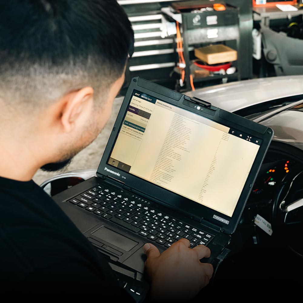 house automotive porsche tech using piwis diagnostics tool