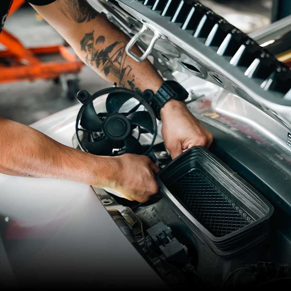 certified porsche tech working on porsche 911