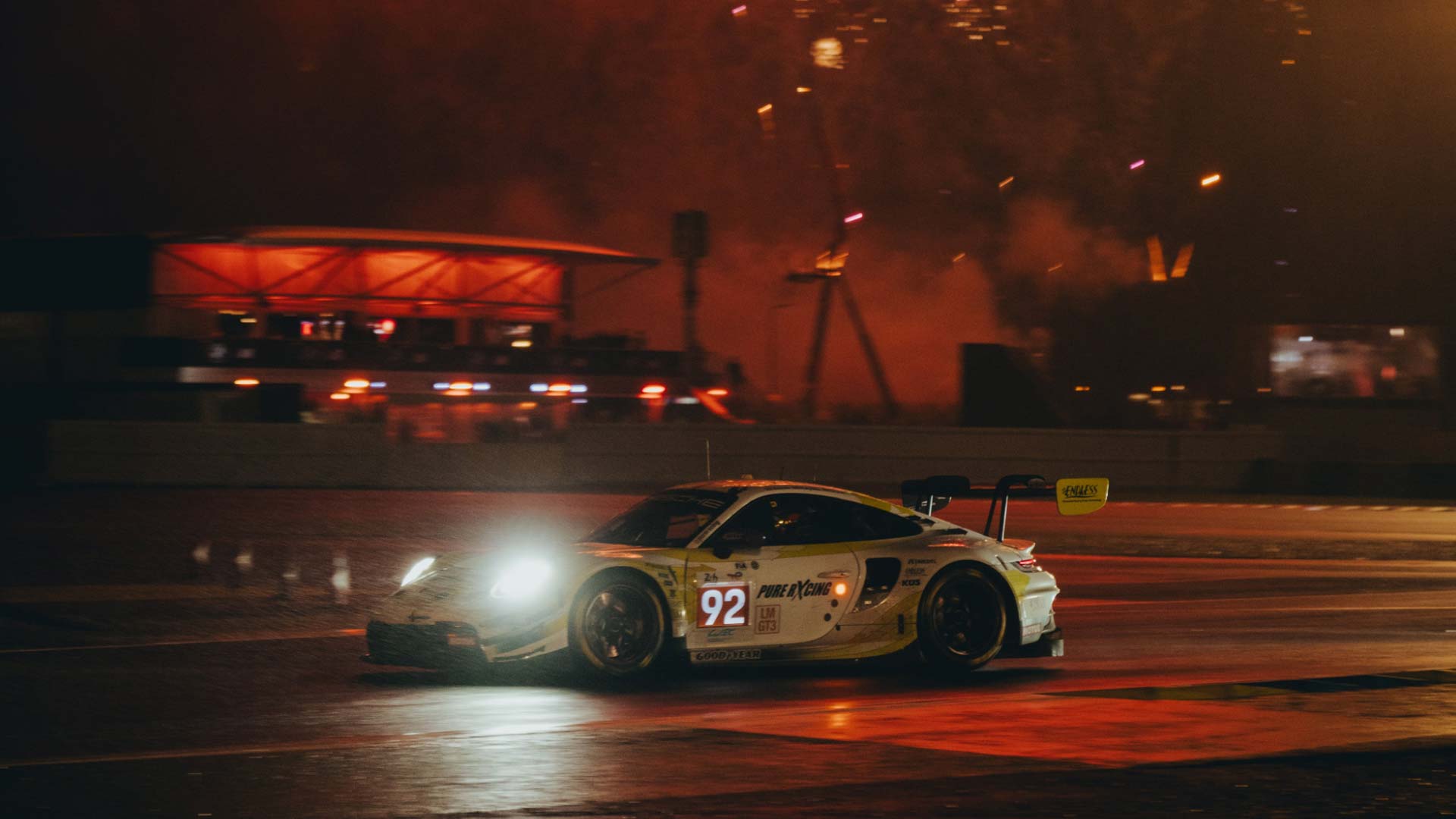 porsche 911 gt3 r at le mans