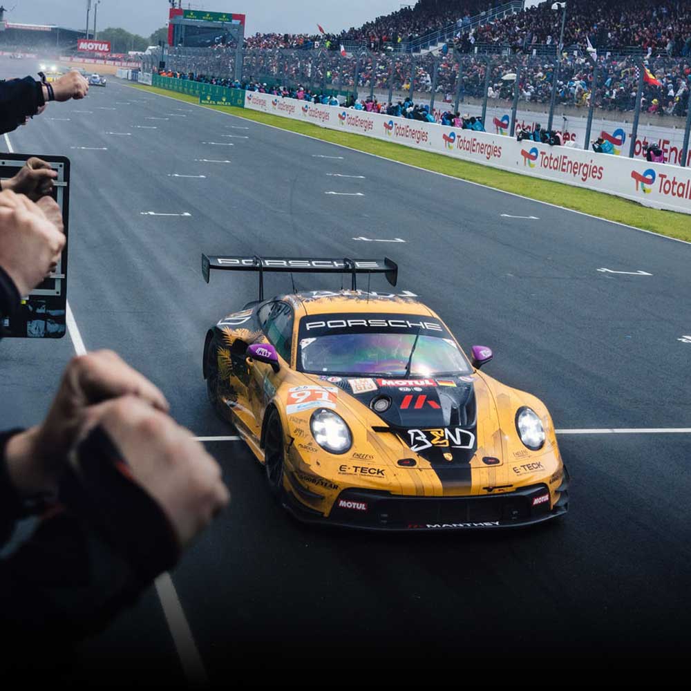 black and yellow porsche 911 gt3 r at le mans